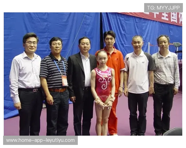 体操小组练习同步动作如镜像，教练直夸天才