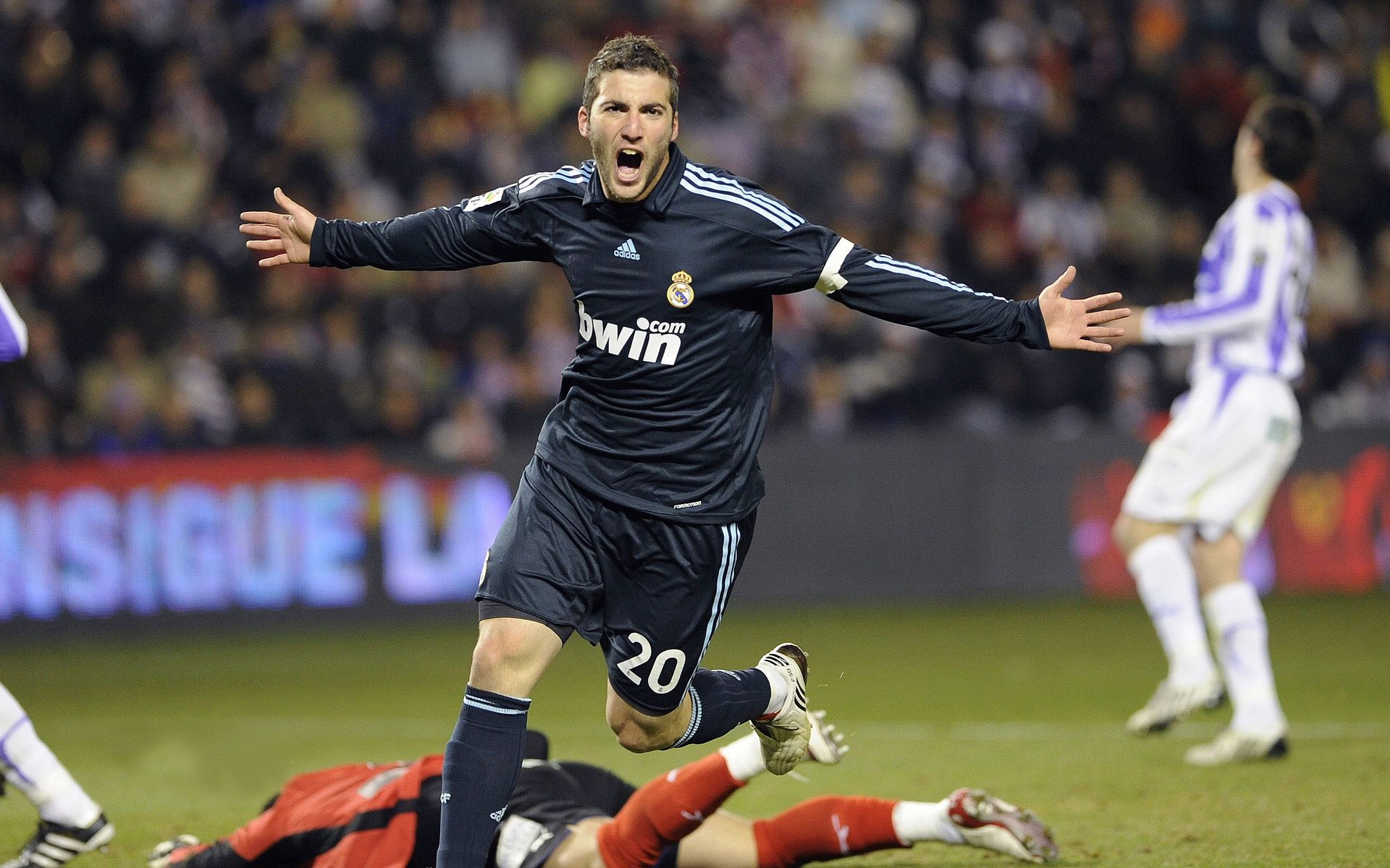 全黑队出色的球场执行力,成为赛事最具观赏性的球队之一,黑球球员什么意思